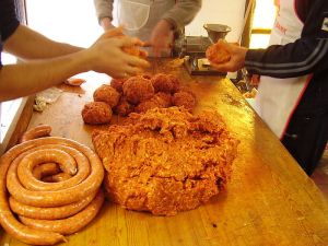 800px-Sausahe_making_in_Békéscsaba